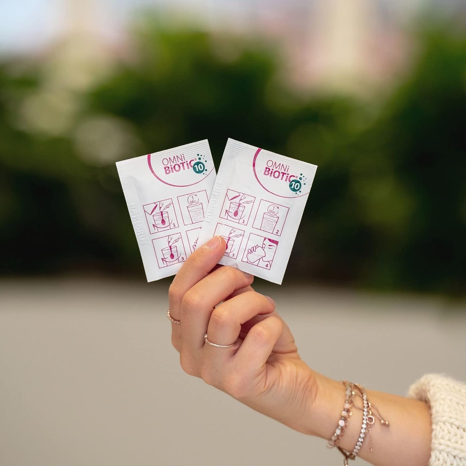 OMNi-BiOTiC 10 AAD - Probiotique - Pendant & après les antibiotiques - Équilibre intestinal - 10 souches bactériennes - 10 milliards d’UFC - 30 sachets - En poudre - Contient de l'inuline