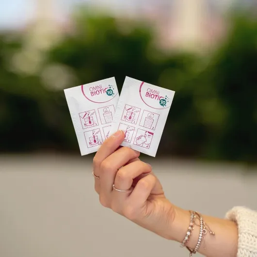 OMNi-BiOTiC 10 AAD - Probiotique - Pendant & après les antibiotiques - Équilibre intestinal - 10 souches bactériennes - 10 milliards d’UFC - 30 sachets - En poudre - Contient de l'inuline